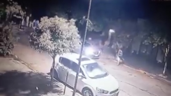 Terror en La Loma: tres hombres atacaron a una mujer para robarle el auto y nadie la ayud&oacute;