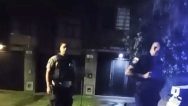 Denuncian a dos polic&iacute;as por entrar sin orden y destrozar una casa en La Plata: &ldquo;Traumatizaron a mis hijos&rdquo;
