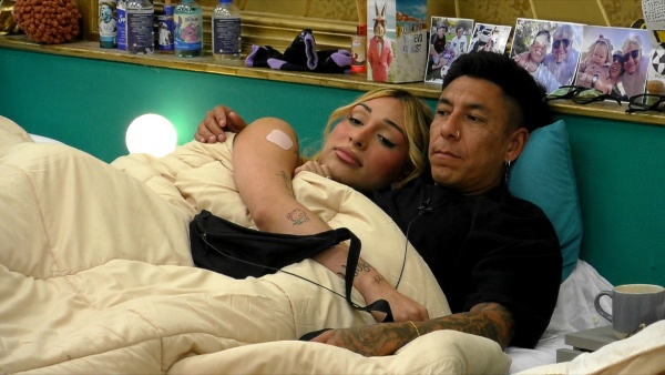 Nace el amor: Danelik le comi&oacute; la boca a Brian y estuvieron a los besos