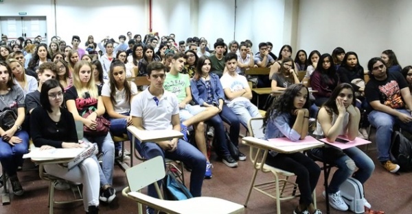 El 75% de los j&oacute;venes bonaerenses no hace estudios terciarios y 6 de cada 10 vive con sus padres por la informalidad laboral