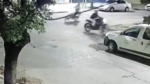 Motochorros asaltaron a dos mujeres en una parada de colectivo en La Plata