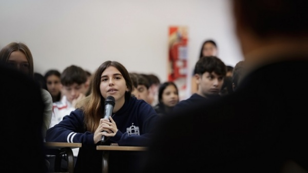 Kicillof estuvo en una charla con estudiantes del Colegio Nacional sobre las pol&iacute;ticas econ&oacute;micas de la dictadura militar