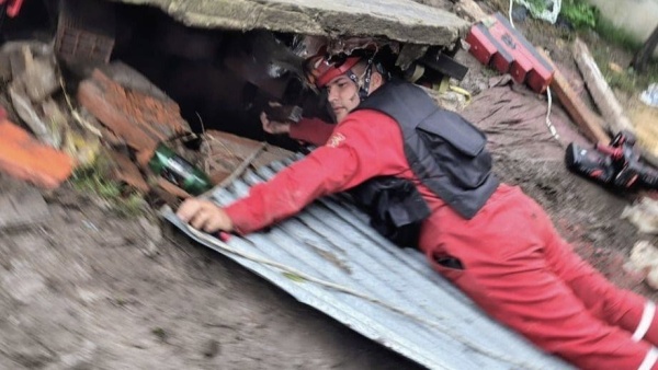 Estuvieron horas en un pozo ciego: el dram&aacute;tico rescate de dos cachorros en La Plata