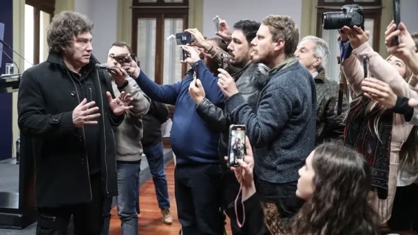 &ldquo;Extrema gravedad&rdquo;: FOPEA sali&oacute; al cruce del Gobierno por bloquear a la prensa en Casa Rosada