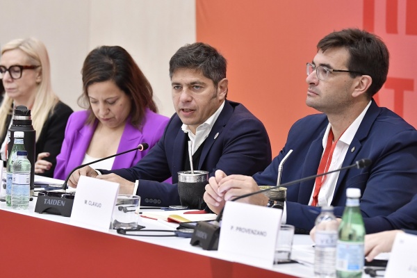 Kicillof contra Milei: &ldquo;Genera esc&aacute;ndalos, rompe alianzas y compromete el presente del pa&iacute;s&rdquo;