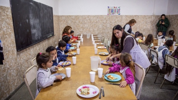 Kicillof subi&oacute; 30% el SAE para 2,5 millones de chicos y duplic&oacute; la asistencia alimentaria a municipios