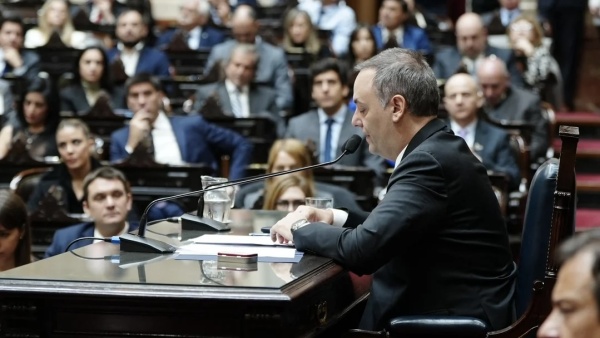 Cruce en Diputados: Adorni justific&oacute; el viaje de su mujer a Nueva York y habl&oacute; de &ldquo;operaciones&rdquo;