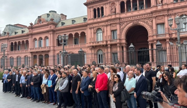 Intendentes de todo el pa&iacute;s marcharon a Econom&iacute;a por fondos y obras: &ldquo;El l&iacute;mite es el hambre&rdquo;