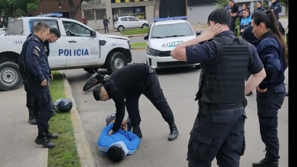 Moto sin patente, fuga, ca&iacute;da y dos patrulleros chocados: lo corrieron por varias cuadras y termin&oacute; detenido