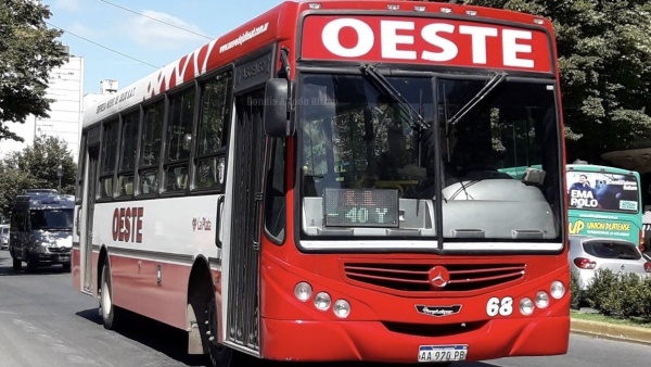 Milei promete girar fondos esta semana para normalizar el servicio de micros en La Plata y resto del AMBA