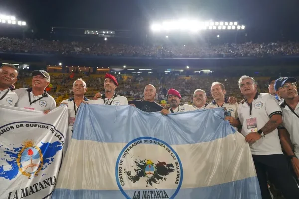 Historias de Malvinas: El sentido homenaje de Gimnasia y la an&eacute;cdota del ex combatiente De Felippe con el Pincha en el medio