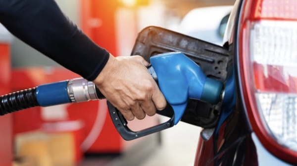 Por la suba del petr&oacute;leo, ocho pa&iacute;ses bajaron los impuestos a los combustibles, pero Argentina no