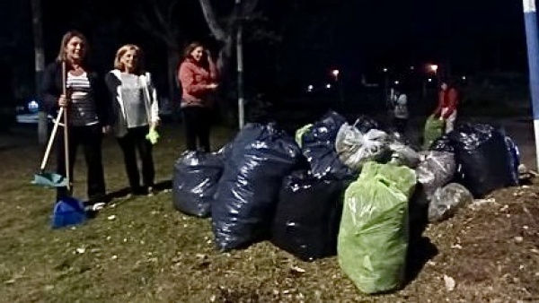 Ante la ausencia del Municipio, vecinos de Villa Elvira limpiaron un basural en 690 y 121: &ldquo;Son ciudadanos, no perros&rdquo;