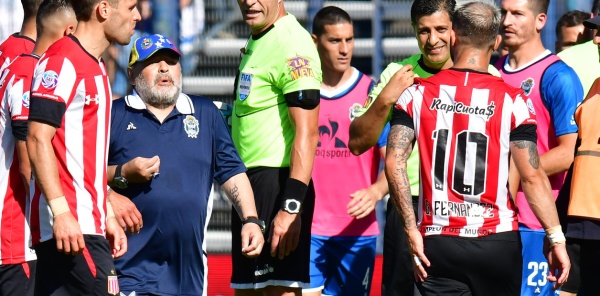 De la confesi&oacute;n de And&uacute;jar a la explicaci&oacute;n de la Gata: &iquest;Qu&eacute; dijo Gast&oacute;n Fern&aacute;ndez sobre el cruce con Maradona en el cl&aacute;sico?