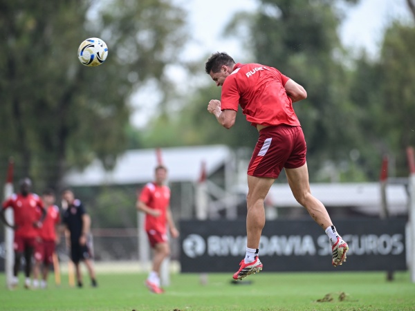 El inesperado conflicto que le apareci&oacute; al Cacique Medina a d&iacute;as de debut en la Libertadores