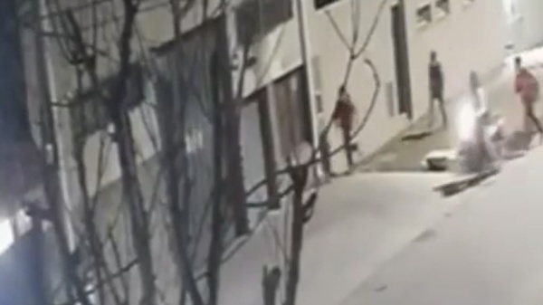 Tres motochorros asaltaron a un joven en La Plata y todo qued&oacute; grabado