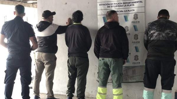 Detuvieron a cuatro falsos recolectores de basura en pleno centro de La Plata