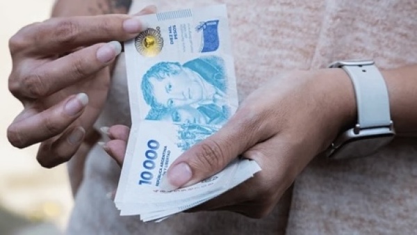 Mientras caen las compras, impuestos y servicios se comen el sueldo