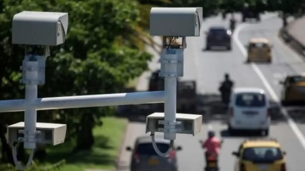 Te van a multar aunque frenes: el radar que calcula tu velocidad promedio ya se prueba en Argentina