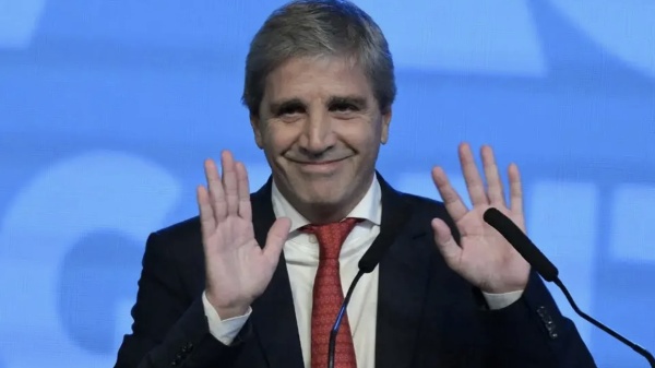Caputo: "El modelo de Milei es lo opuesto al de Macri" y proyect&oacute; un triunfo "por paliza" en 2027