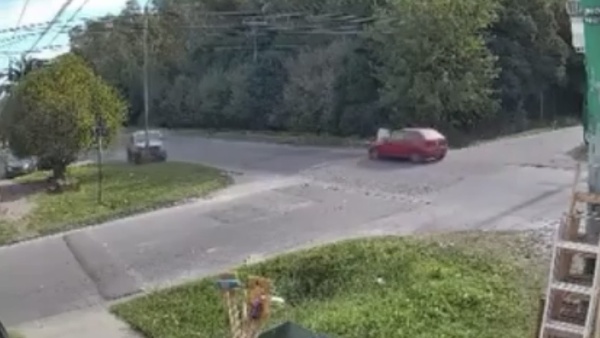 Choque en cadena en la &ldquo;esquina m&aacute;s peligrosa de La Plata&rdquo;: una Hilux tir&oacute; una columna y la l&aacute;mpara cay&oacute; sobre otro auto