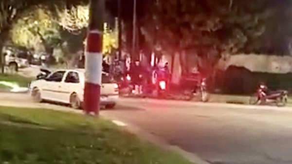 Vecinos de Villa Elvira denuncian que unas 100 personas provocaron destrozos, robos y amenazas durante la noche