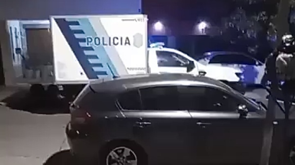 Hallaron muerto a un hombre de 63 a&ntilde;os dentro de su camioneta en Los Hornos: investigan suicidio