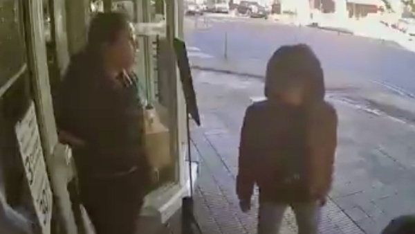 Detuvieron a una pareja acusada de romper la vidriera de una farmacia en La Plata