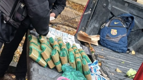 Detuvieron a un hombre con m&aacute;s de 5 kilos de hojas de coca y casi 6 millones de pesos en La Plata