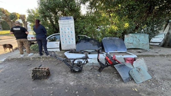 Cay&oacute; el due&ntilde;o de un taller en La Plata: ten&iacute;a puertas y capots robados guardados
