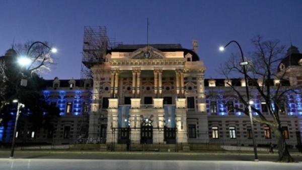 La Casa de Gobierno en La Plata se ilumin&oacute; de celeste y blanco por la Semana de Mayo