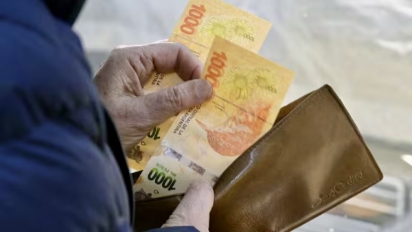 7 de cada 10 argentinos se gasta el sueldo a mitad de mes