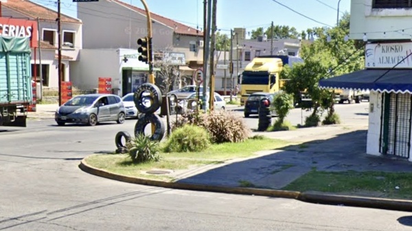 "Me tir&eacute; del auto en movimiento": el escape de una platense que denunci&oacute; a su ex por golpearla y amenazarla con un arma