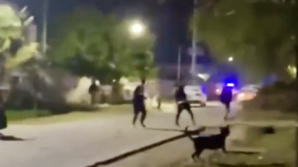 Ataque a patrulleros en La Plata termin&oacute; con un detenido y m&oacute;viles da&ntilde;ados