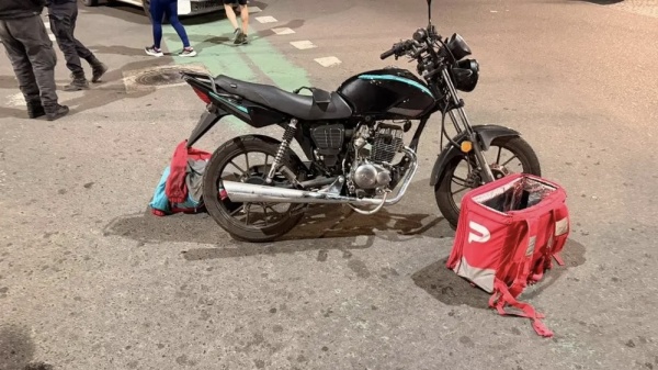 Choque en La Plata dej&oacute; a un repartidor herido y fue trasladado al Hospital San Mart&iacute;n