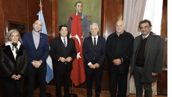 Alak anunci&oacute; que La Plata tendr&aacute; el primer laboratorio de rob&oacute;tica del continente y funcionar&aacute; en la UNLP