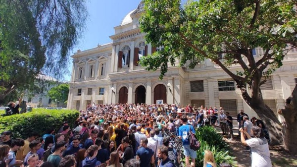 &ldquo;Salarios congelados, hospitales en riesgo&rdquo;: universidades salen a marchar el 12 de mayo contra el Gobierno