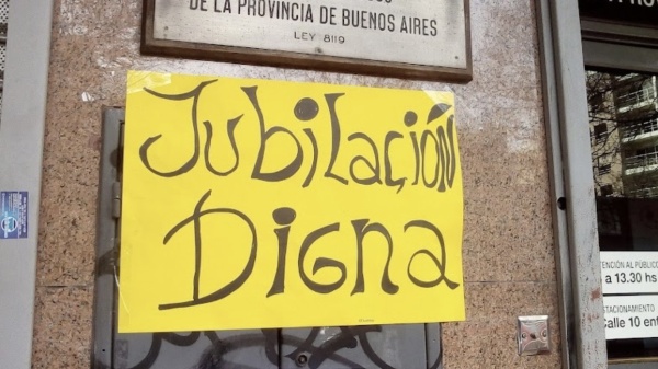 Odont&oacute;logos protestaron con huevazos en La Plata contra la Caja: "Jubilaciones miserables y deudas impagables"