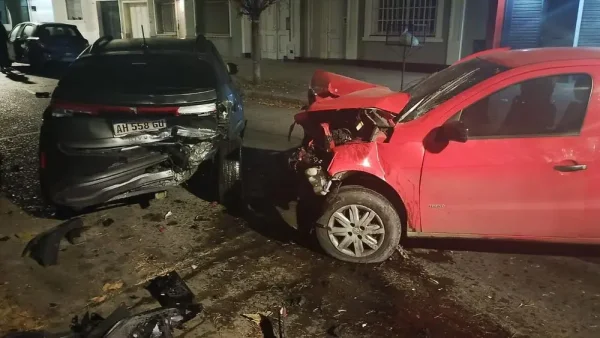Tres delincuentes robaron el auto de un polic&iacute;a en La Plata: hubo disparos, persecuci&oacute;n y choque en plena fuga