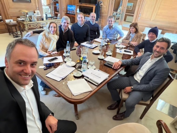 Mesa chica en Casa Rosada: Milei reuni&oacute; a su gabinete para destrabar la tensi&oacute;n entre Caputo y Menem
