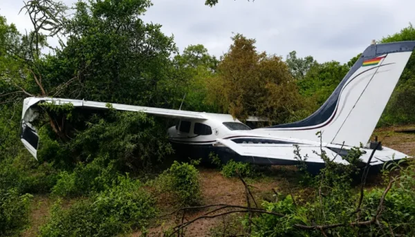 Hallaron una avioneta abandonada con insignia de Bolivia en una finca de Salta: ten&iacute;a la matr&iacute;cula borrada