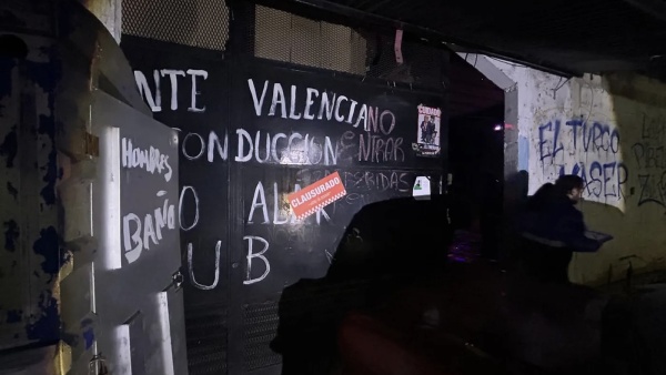 Clausuraron un bar en La Plata y detuvieron a su due&ntilde;o por un arma con numeraci&oacute;n limada y una moto robada