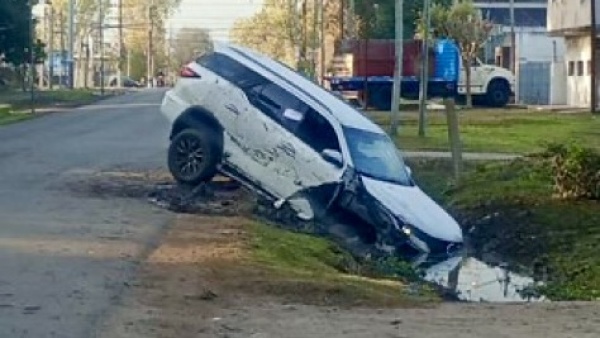 Persecuci&oacute;n, choque y tiroteo tras el robo de una camioneta de alta gama en La Plata