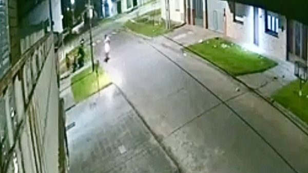 "La ciudad est&aacute; liberada": motochorros le robaron la moto en segundos a un delivery en La Plata