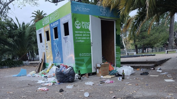 "No hace falta plata, hace falta gesti&oacute;n": indignaci&oacute;n por un Punto Verde desbordado en La Plata
