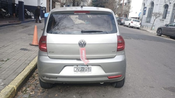 Cayeron en La Plata dos &ldquo;robarruedas&rdquo; de Avellaneda con herramientas y auto sospechoso