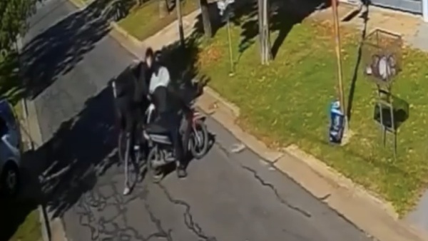Tolosa: motochorros robaron a un ciclista a plena luz del d&iacute;a y vecinos denuncian impunidad