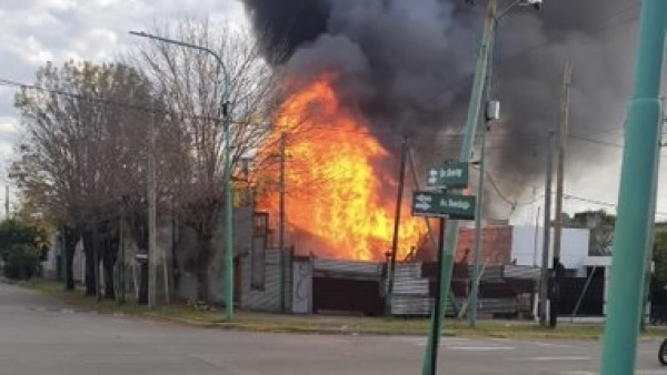 Voraz incendio en Ensenada: una casa qued&oacute; destruida y otras viviendas resultaron afectadas