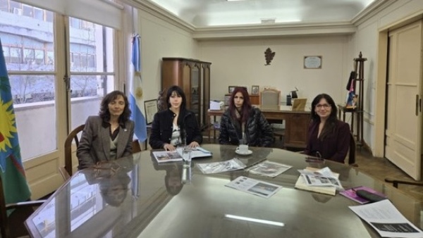 Repudio masivo frena la salida educativa de un condenado por abuso a la Facultad de Derecho de la UNLP