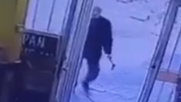 Jubilado que atac&oacute; con un hacha una panader&iacute;a en La Plata: qu&eacute; se sabe del hombre